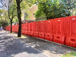 鋼結構圍擋和水馬圍擋有什么區別？【旭東圍擋】